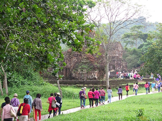 Du khách tham quan Mỹ Sơn ngày càng tăng.