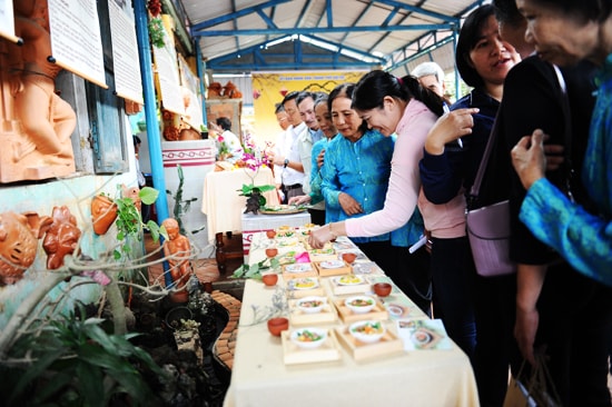 Đông đảo người dân tham gia trình diễn về dấu ấn ẩm thực Hội An. Ảnh: MINH HẢI