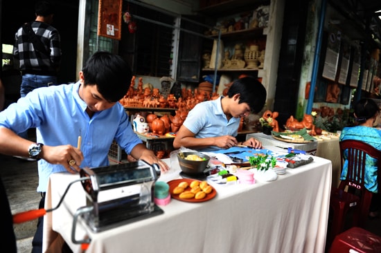 Hai chàng trai trẻ Nguyễn Viết Lâm và Lê Minh Nhật trình diễn chế tác về ẩm thực bằng đất sét. Ảnh: MINH HẢI