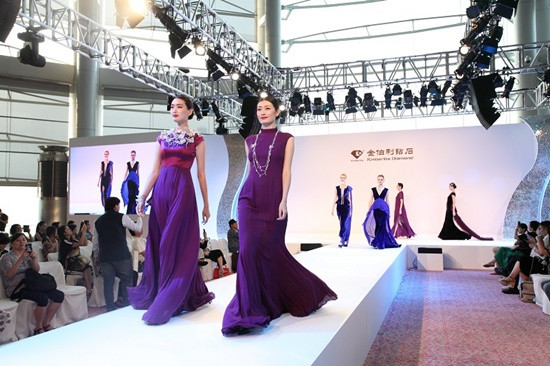 Trình diễn tại Hội chợ nữ trang quốc tế Hồng Kông