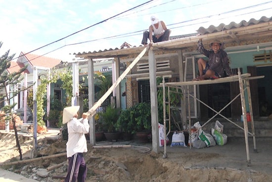 Người dân thôn Cây Mộc tự nguyện hiến đất, tháo vật kiến trúc để làm đường ĐH2. Ảnh: T.SƯƠNG