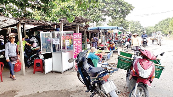 Chợ tự phát ở tổ 1 (thôn Tất Viên, xã Bình Phục, Thăng Bình) tồn tại lâu nay gây mất an ninh trật tự, ô nhiễm môi trường. Ảnh: Biên Thực