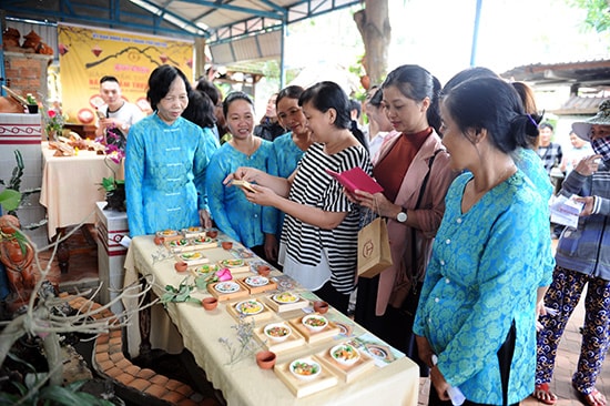 Bộ sản phẩm “Dấu ẩn ẩm thực Hội An” được giới thiệu tại làng gốm Thanh Hà hôm qua 4.12.  Ảnh: HẢI QUÂN