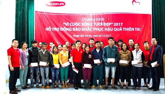 Dai-ichi Việt Nam tặng quà cho người dân Bắc Trà My. Ảnh: Q.Việt