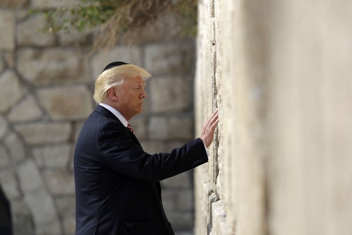 Trước khi đưa ra quyết định gây rúng động khu vực Trung Đông này, Tổng thống Mỹ Donald Trump từng tới Jerusalem và khu vực Bức tường phía Tây. Ảnh: AP