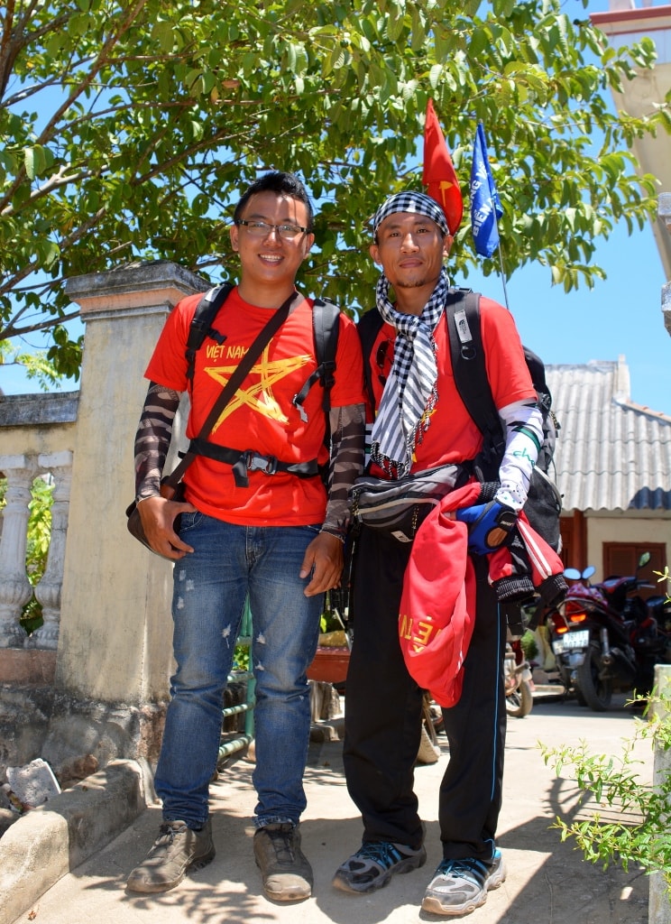 Thầy giáo Tuấn (bìa phải) cùng với Khánh - người bạn gặp nhau ở Núi Thành. Ảnh chụp khi cả hai cùng ra đảo Lý Sơn (Quảng Ngãi). Ảnh: XUÂN THỌ