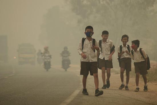 Học sinh Indonesia được nghỉ      học sớm vì khói mù dày đặc.  Ảnh: Reuters