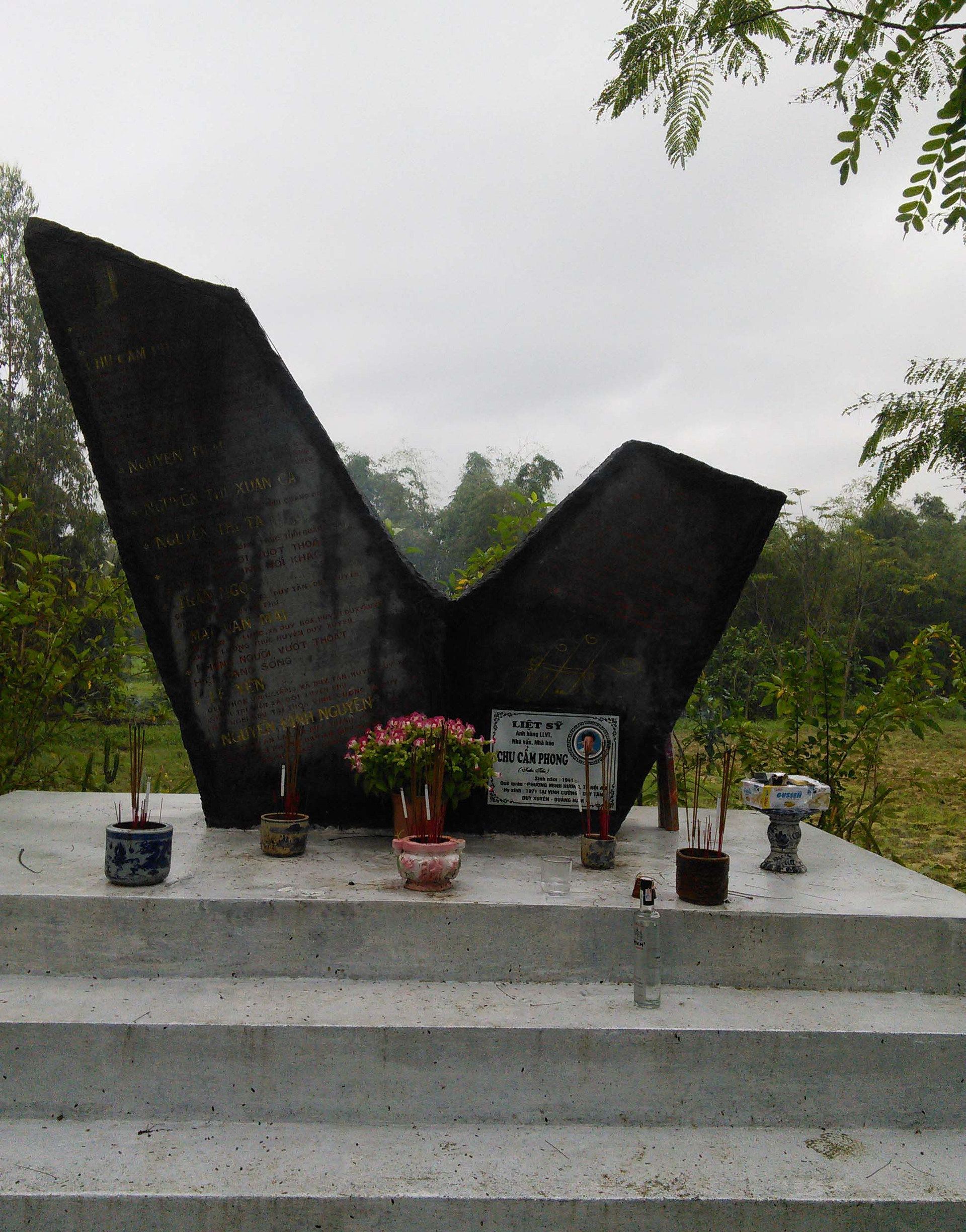 Bia tưởng niệm nhà văn - nhà báo - anh hùng LLVTND Chu Cẩm Phong ở Duy Xuyên. ảnh: B.L