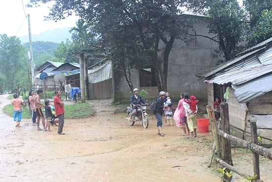 Nguyên nhân tái nghèo được giải thích chủ yếu do khách quan như gia đình khó khăn, địa bàn khó khăn, thiên tai lũ lụt... Ảnh: D.LỆ