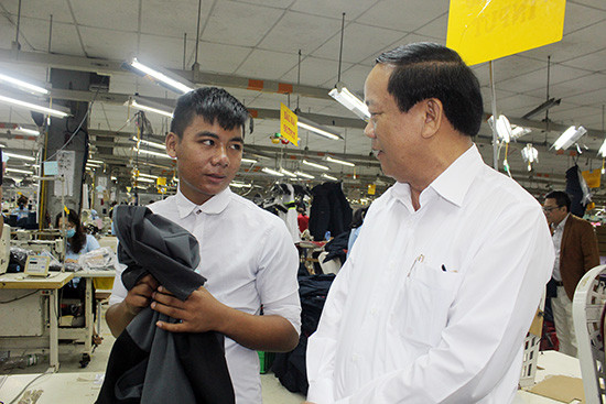 Chủ tịch UBND tỉnh Đinh Văn Thu đến tận doanh nghiệp để tìm hiểu về điều kiện làm việc của lao động học nghề may theo cơ chế của tỉnh. Ảnh: L.D