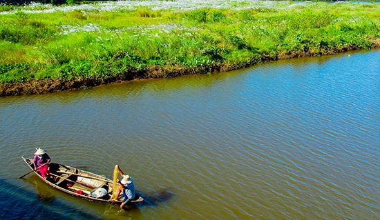 Thả lưới trên sông.  Ảnh: PHƯƠNG THẢO