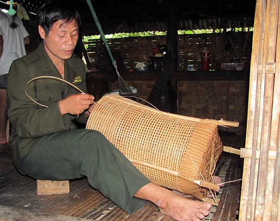 Đan gùi là thú vui của những người đàn ông ngày đông nhàn rỗi.