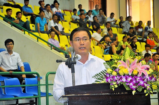 Ông Trần Anh Tú phát biểu khai mạc giải bóng đá Futsal vô địch quốc gia năm 2016 tổ chức tại Nhà thi đấu TD-TT tỉnh Quảng Nam. Ảnh: T.VY