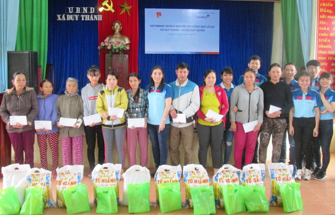Đại diện Ngân hàng Vietinbank Quảng Nam tặng quà cho người dân Duy Thành.  Ảnh: HOÀI NHI