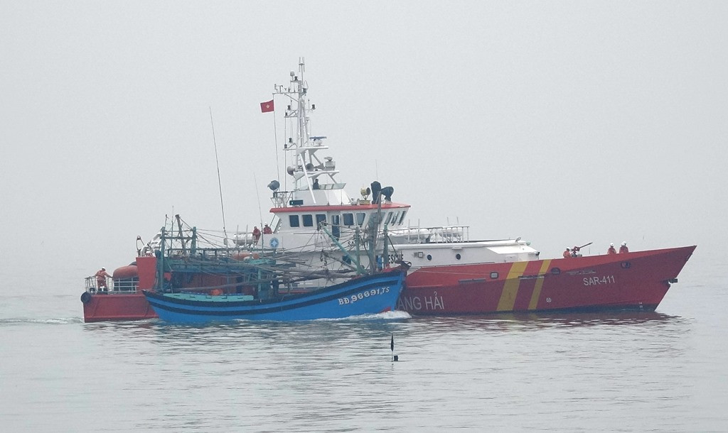 Tàu SAR 411 cứu nạn ngư dân và lai dắt tàu cá bị nạn vào bờ. Ảnh: Danang MRCC