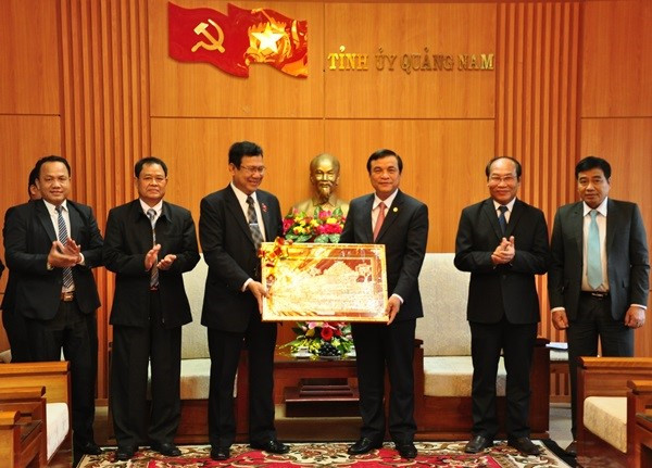 Lao delegation gives a souvenir picture to Quang Nam leaders.