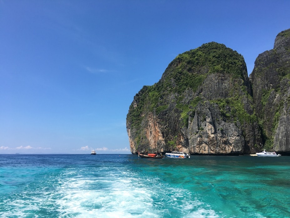 Tour khám phá đảo Phi Phi: Quanh Phuket có rất nhiều hòn đảo nhỏ nhưng Koh Phi Phi là lớn nhất và thu hút rất nhiều du khách. Bạn có thể tự mua vé tàu ra Koh Phi Phi từ bến phà Pier Rassada (cách trung tâm thị trấn khoảng 5km). Tuy nhiên, bạn nên mua theo tour trong ngày. Với dịch vụ này bạn sẽ được đưa đi thăm các đảo: Koh Phi Phi, Jame Bond, Bamboo Island, Khai Nok. 