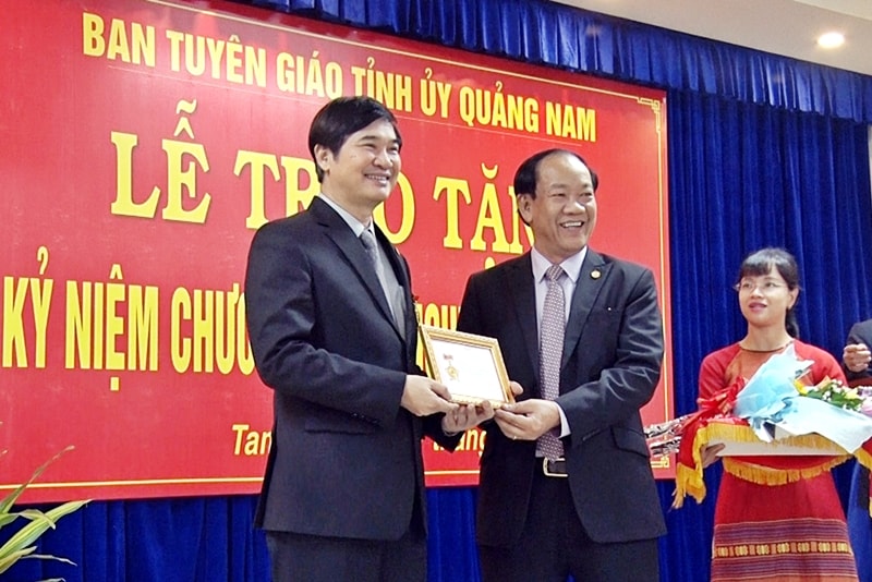 Bí thư Tỉnh ủy, Chủ tịch HĐND tỉnh Nguyễn Ngọc Quang vinh dự nhận kỷ niệm chương 