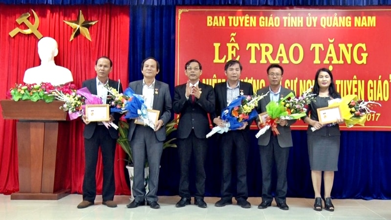 Thừa ủy quyền của Ban Tuyên giáo Trung ương, Trưởng ban Tuyên giáo Tỉnh ủy Nguyễn Chín trao kỷ niệm chương 