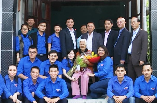 Đoàn công tác chụp hình cùng mẹ Việt Nam anh hùng
