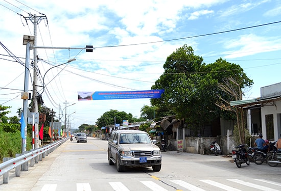 Cầu Giao Thủy hoàn thành đã kết nối thông suốt từ Nông Sơn qua Duy Xuyên, Đại Lộc và ra Đà Nẵng. Ảnh: C.TÚ