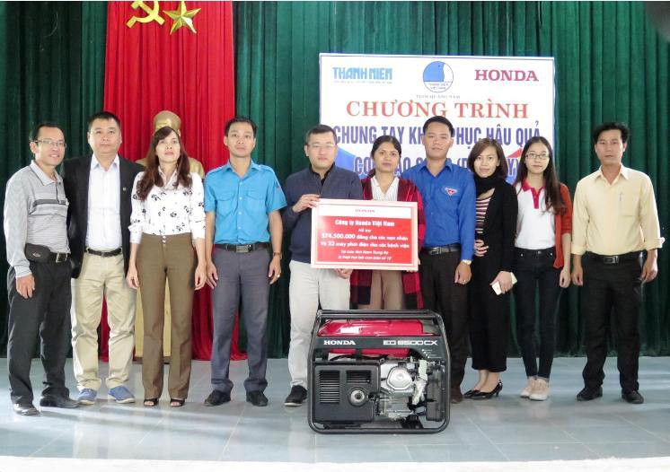 Đại diện Công ty Honda Việt Nam trao tặng máy phát điện cho các bệnh viện. Ảnh: M.H