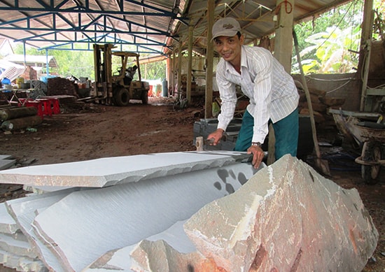 Nhiều lao động có việc làm thường xuyên tại cơ sở sản xuất đá sa thạch của HTX Duy Phú. Ảnh: T.P