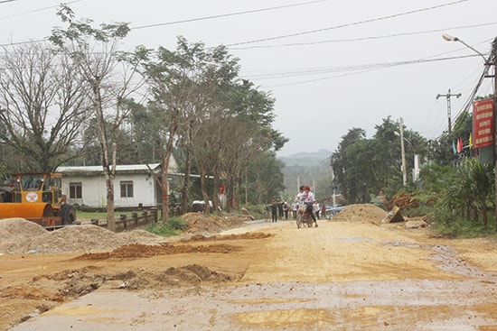 Nhờ có sự đồng thuận từ người dân hiến đất đai cây cối, nên tuyến đường trung tâm xã Tiên Hà đang được mở rộng. Ảnh: L.D