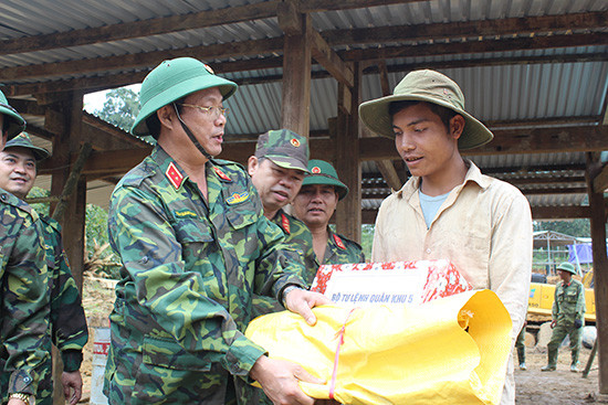 Trung tướng Trần Quang Phương tặng quà cho người dân bị ảnh hưởng do sạt lở núi tại thôn 2, xã Trà Vân (Nam Trà My).  Ảnh: TUẤN ANH