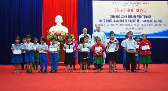 South Korean International Lotus Village organization offers scholarships to difficult pupils in Tam Ky city