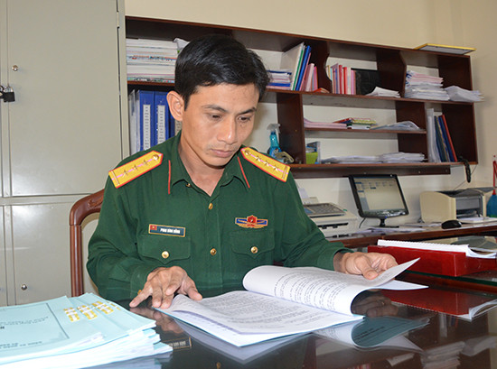 Thượng úy QNCN Phan Đình Hồng tích cực nghiên cứu, nâng cao trình độ chuyên môn nghiệp vụ.