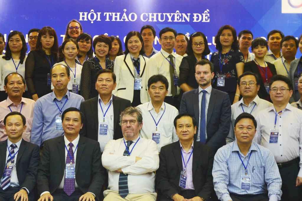 Các đại biểu chụp hình lưu niệm tại hội thảo. Ảnh: Q.T