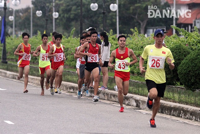 Không chỉ được nâng chất về chuyên môn, giải Việt dã - chạy vũ trang Báo Đà Nẵng từng bước khẳng định được giá trị của mình trong hoạt động thể thao của thành phố Đà Nẵng.     Ảnh: ANH VŨ