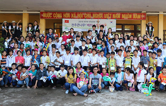 Đoàn tình nguyện viên Hàn Quốc giao lưu với học sinh Trường THCS Nguyễn Du, huyện Đại Lộc.