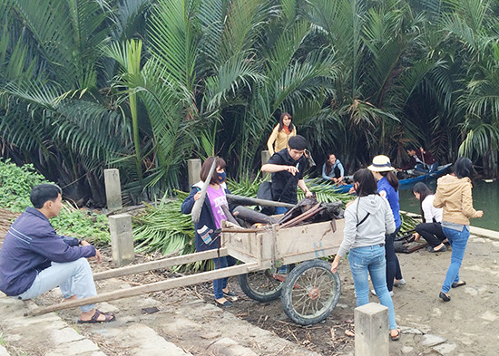 Tuổi trẻ xã Cẩm Thanh ra quân dọn vệ sinh khu vực rừng dừa. (Ảnh: Đoàn xã Cẩm Thanh)
