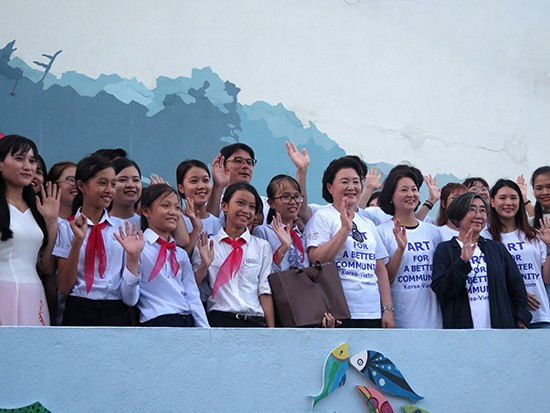 Wife of South Korea’s president visits Tam Thanh mural village in Tam Ky city in November 2017