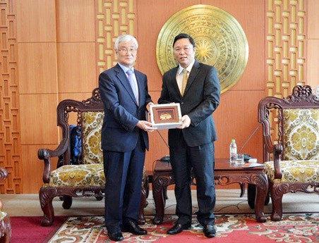 Phó Chủ tịch UBND tỉnh Lê Tri Thanh tặng quà lưu niệm cho đại diện trưởng Trường ĐH Dongduk