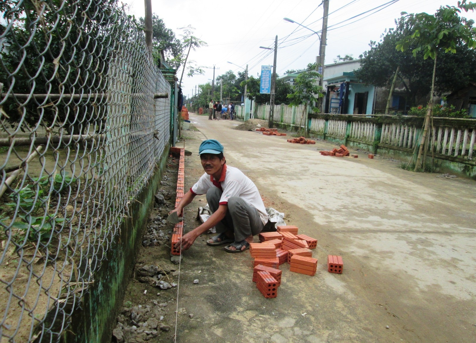 Người dân thôn Hà An (Điện Phong, Điện Bàn) tự giác xây dựng bồn hoa để tạo cảnh quang sạch đẹp.