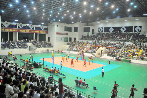 Giải bóng chuyền trẻ toàn quốc năm 2015 tổ chức tại Nhà thi đấu TD-TT tỉnh Quảng Nam. Ảnh: A.Sắc