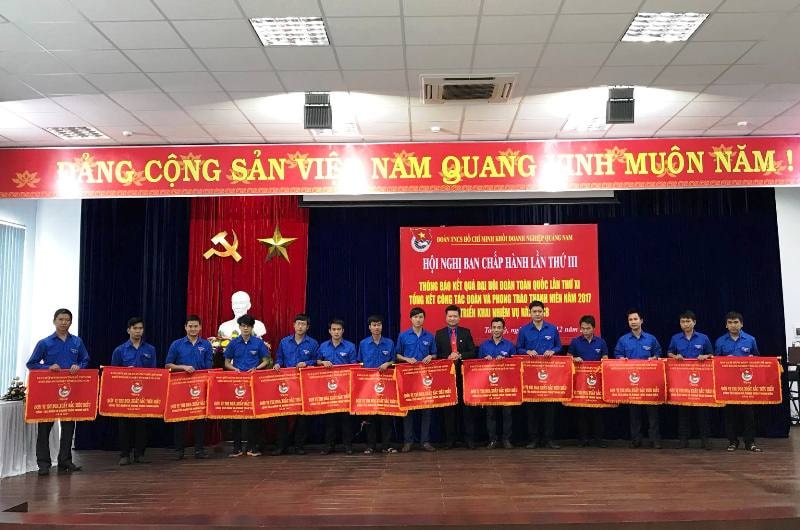 Bí thư Đoàn khối DN tỉnh Nguyễn Văn Hợi trao cờ dẫn đầu công đoàn và phong trào thanh niên cho các đơn vị. Ảnh: VINH ANH