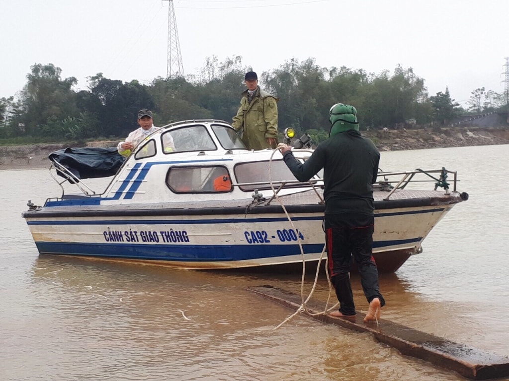 Lực lượng cảnh sát đường thủy phối hợp cùng đội thợ lặn trục vớt gỗ. Ảnh: CSĐT cung cấp