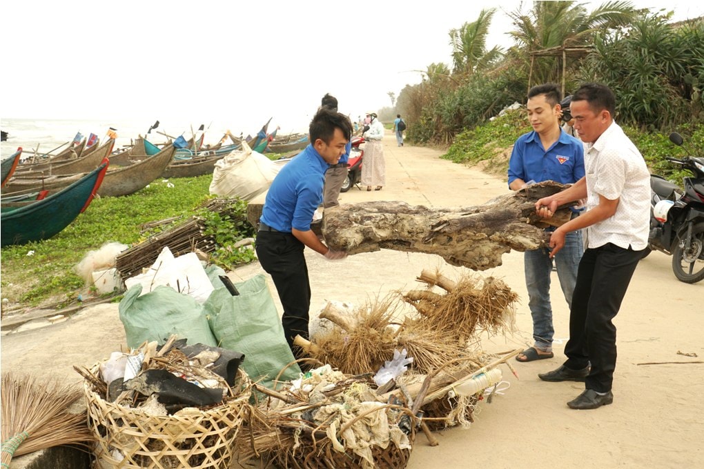 Ảnh 5) Những khúc cây to, nặng nhưng đoàn viên thanh niên đã cố gắng dọn tập trung tại một điểm. 