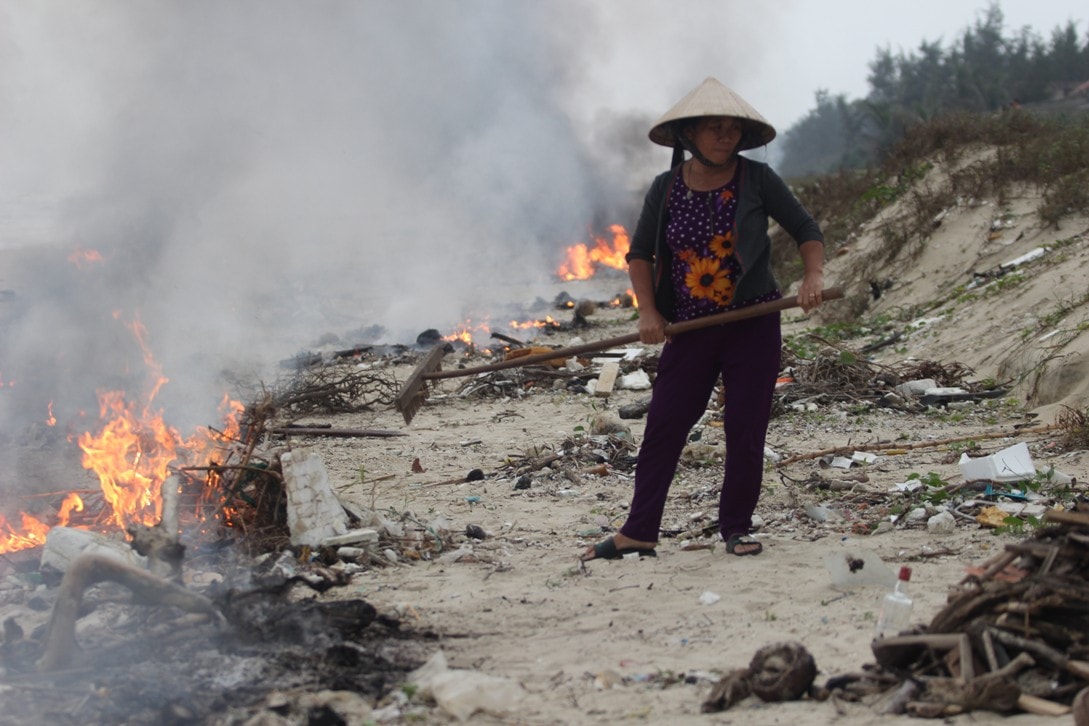 Ảnh 5:  Do lượng rác quá nhiều, không thể di chuyển đến nơi khác nên người dân gom lại thành từng đống rồi đốt - Ảnh: THANH THẮNG.