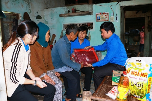 Trao quà cho hộ gia đình chính sách, hộ nghèo. H.PHƯƠNG