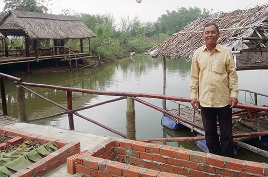 Ông Ba Yên tại một nhà hàng do HTX Nông nghiệp Triêm Tây quản lý.  Ảnh: Q.TUẤN