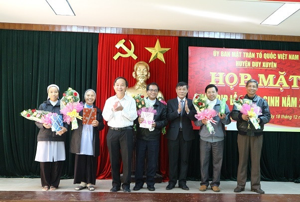 Lãnh đạo huyện Duy Xuyên tặng hoa chúc mừng lễ Giáng sinh cho các chức sắc Công giáo và Tin lành