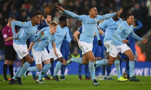 Các cầu thủ Man City ăn mừng chiến thắng.