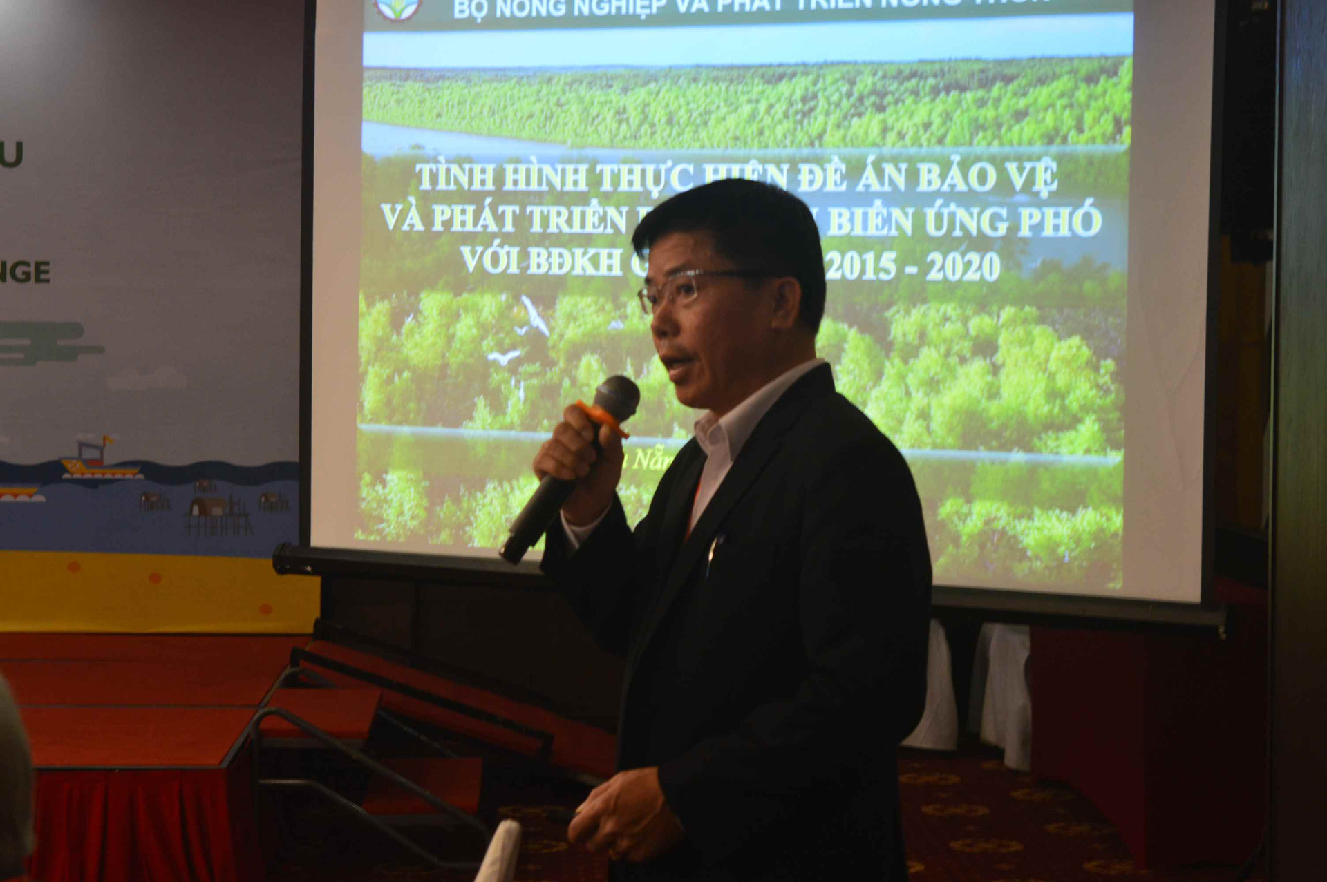 Vụ trưởng Vụ Phát triển rừng - Triệu Văn Lực trình bày tình hình thực hiện đề án tại hội nghị. Ảnh: Q.T