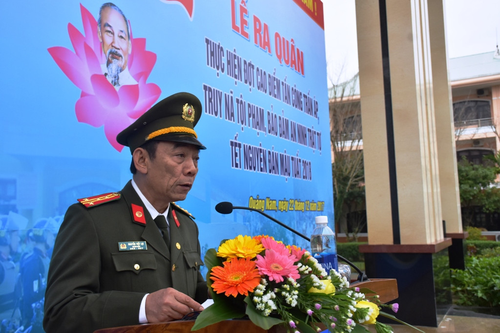 Đại tá Nguyễn Viết Lợi - Giám đốc Công an tỉnh - phát lệnh ra quân đợt cao điểm. Ảnh: X.M