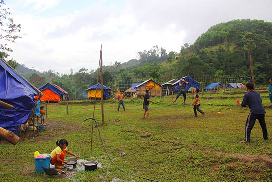 Phút giải lao cuối ngày của nhóm thanh niên nơi sân bóng chuyền cạnh các túp lều tạm ở Khe Chữ.